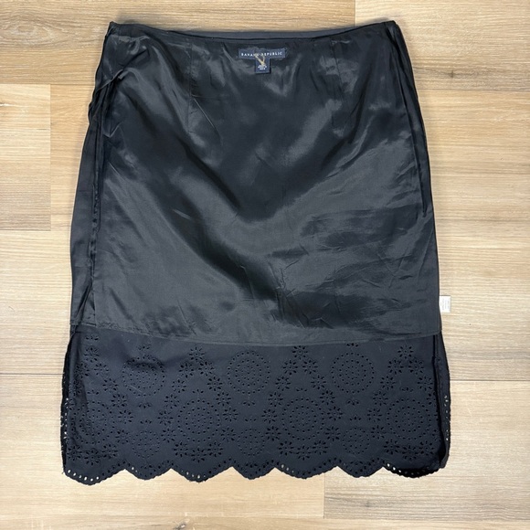 Banana Republic Black Pencil Skirt with Eyelet Embroidery, Size 0 - Picture 8 of 10